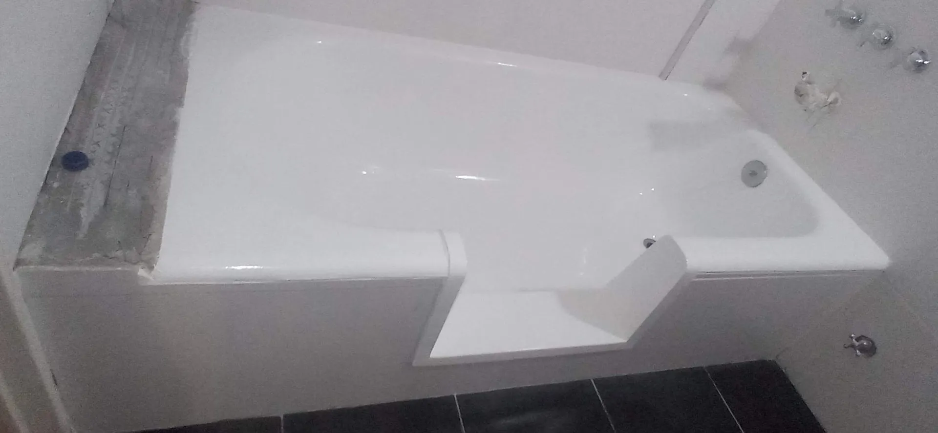Corte de bañera - Trabajo realizado con puerta de acceso